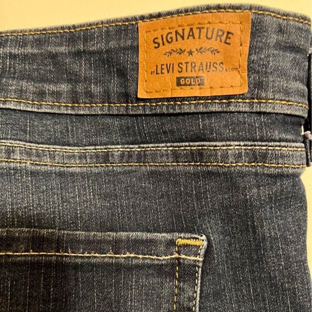 Levi’s Signature Gold Mid Rise Straight, Size 26